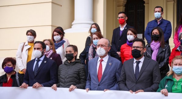 El Ayuntamiento de Málaga homenajea a las víctimas de violencia de género con un minuto de silencio