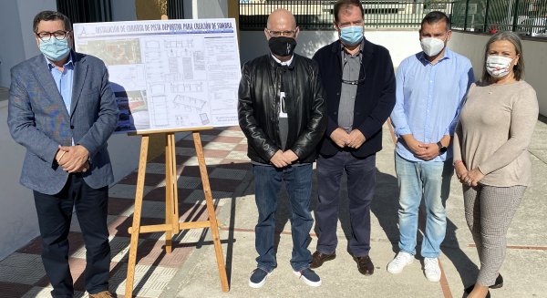 Vélez-Málaga instala una zona de sombra y una nueva pista deportiva en el CEIP Andalucía