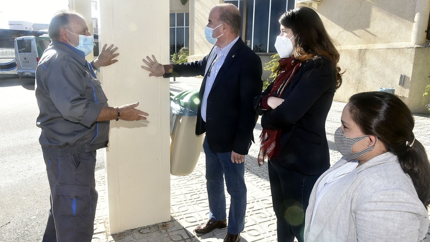 El Ayuntamiento de Antequera inicia las mejoras de pintura en los andenes de la estación de autobuses