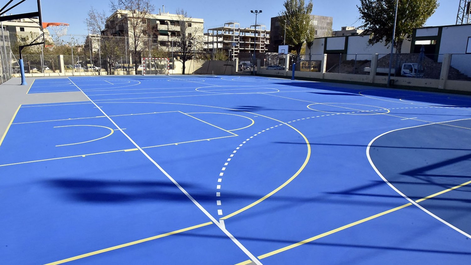 Concluyen los trabajos de mejora en la pista polideportiva exterior del complejo El Maulí de Antequera