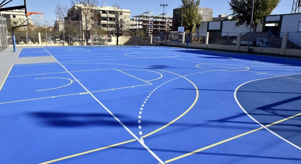 Concluyen los trabajos de mejora en la pista polideportiva exterior del complejo El Maulí de Antequera