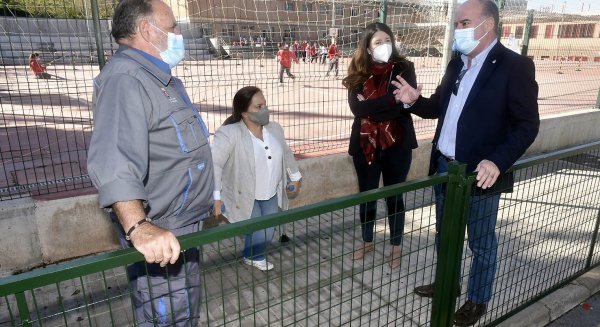 El Ayuntamiento de Antequera instala una valla perimetral en el CEIP Reina Sofía