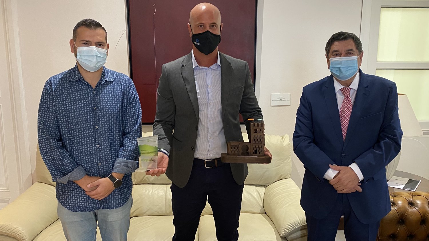 El alcalde de Vélez-Málaga recibe al deportista local Edu Campos como bicampeón de Andalucía de barranquismo