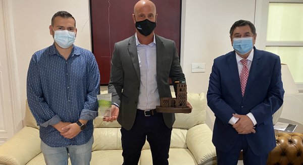 El alcalde de Vélez-Málaga recibe al deportista local Edu Campos como bicampeón de Andalucía de barranquismo
