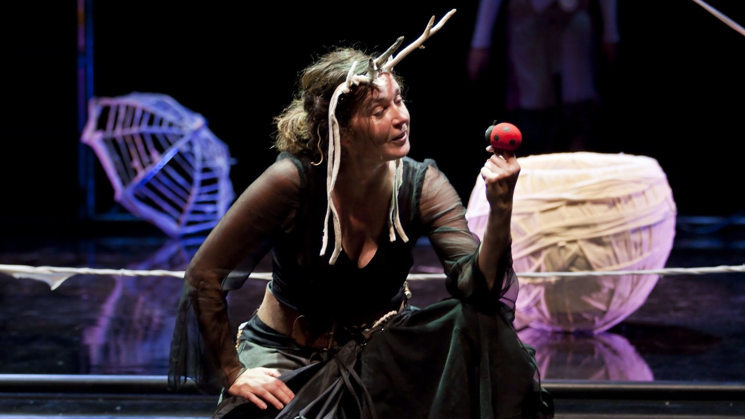 El Teatro Cánovas acoge este fin de semana el premiado montaje no gestual 'Ikimilikiliklik, mi pequeña'
