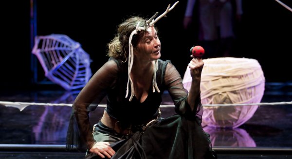 El Teatro Cánovas acoge este fin de semana el premiado montaje no gestual 'Ikimilikiliklik, mi pequeña'