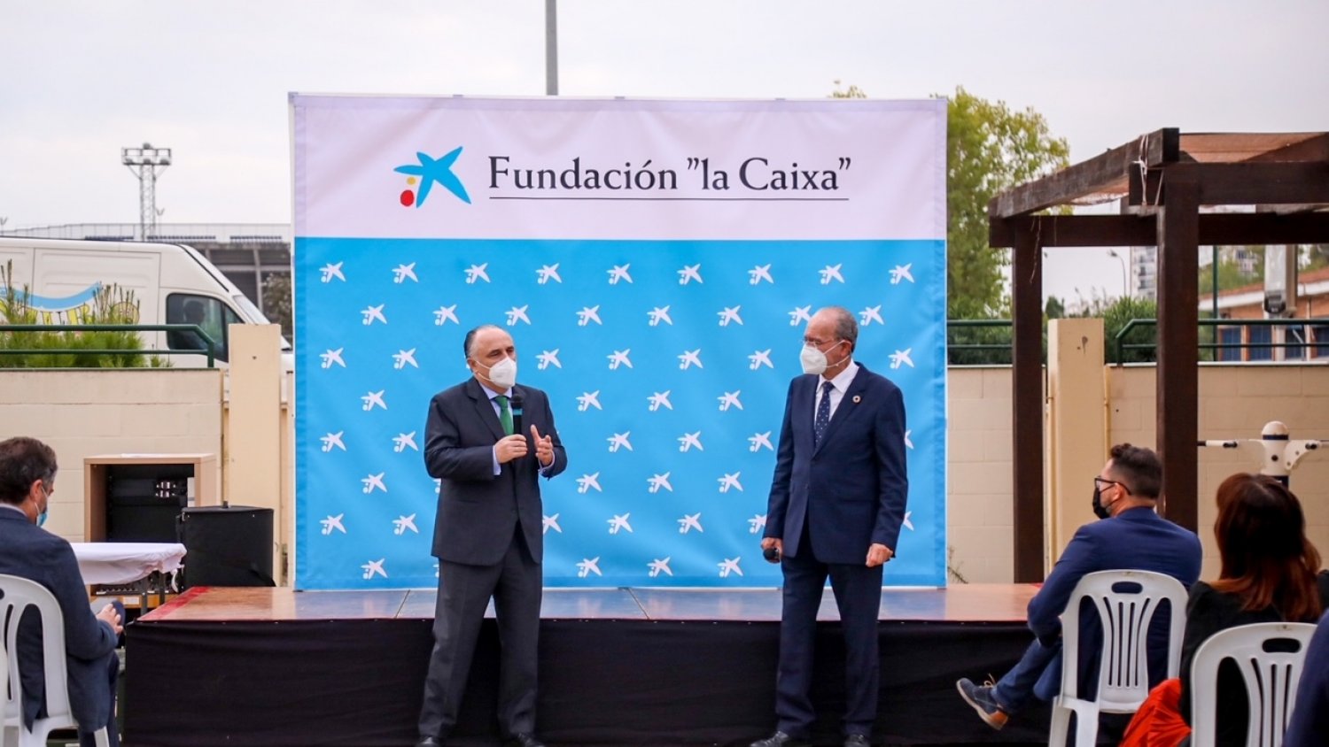 La entidad financiera CaixaBank dona 82.200 euros a los comedores sociales de Málaga
