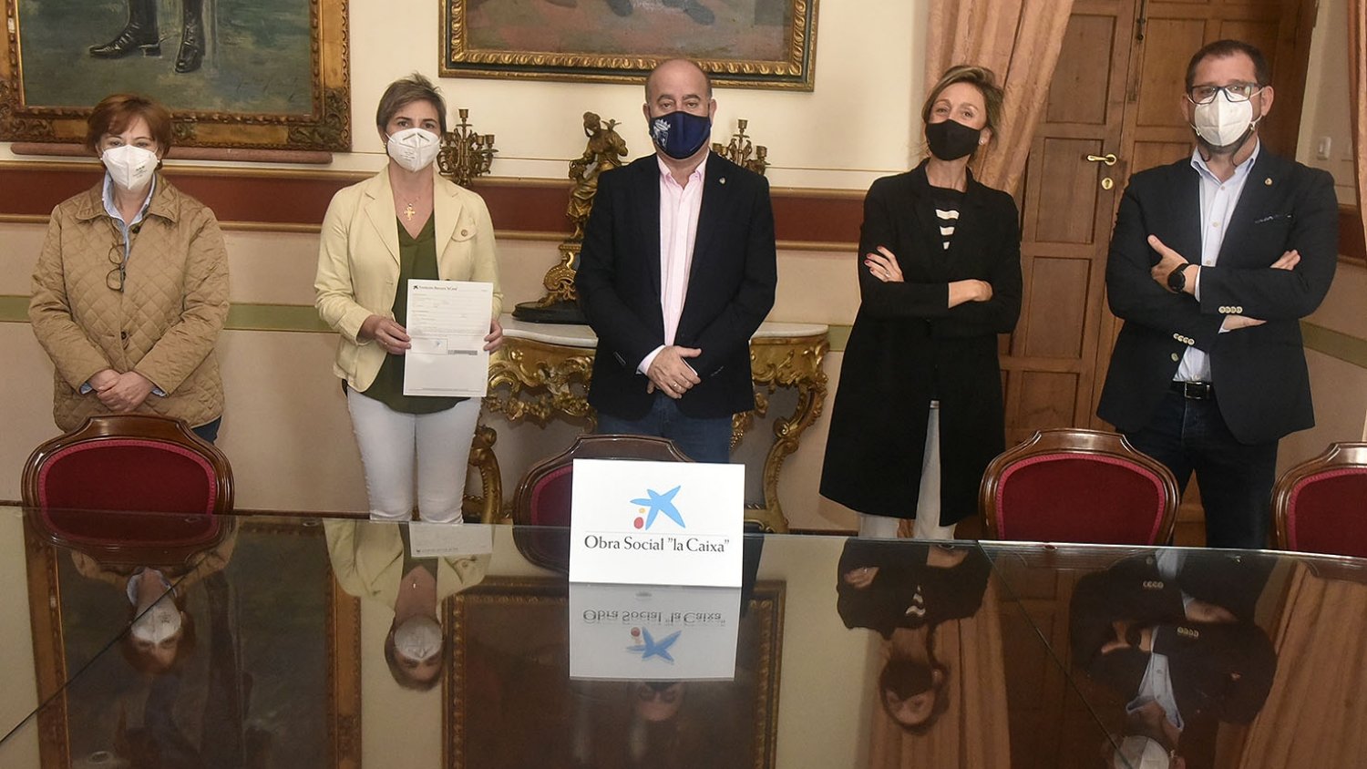 La Caixa entrega en el Ayuntamiento de Antequera una subvención de 13.000 euros a 'Casas de Asís'