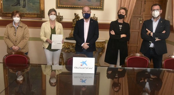 La Caixa entrega en el Ayuntamiento de Antequera una subvención de 13.000 euros a 'Casas de Asís'