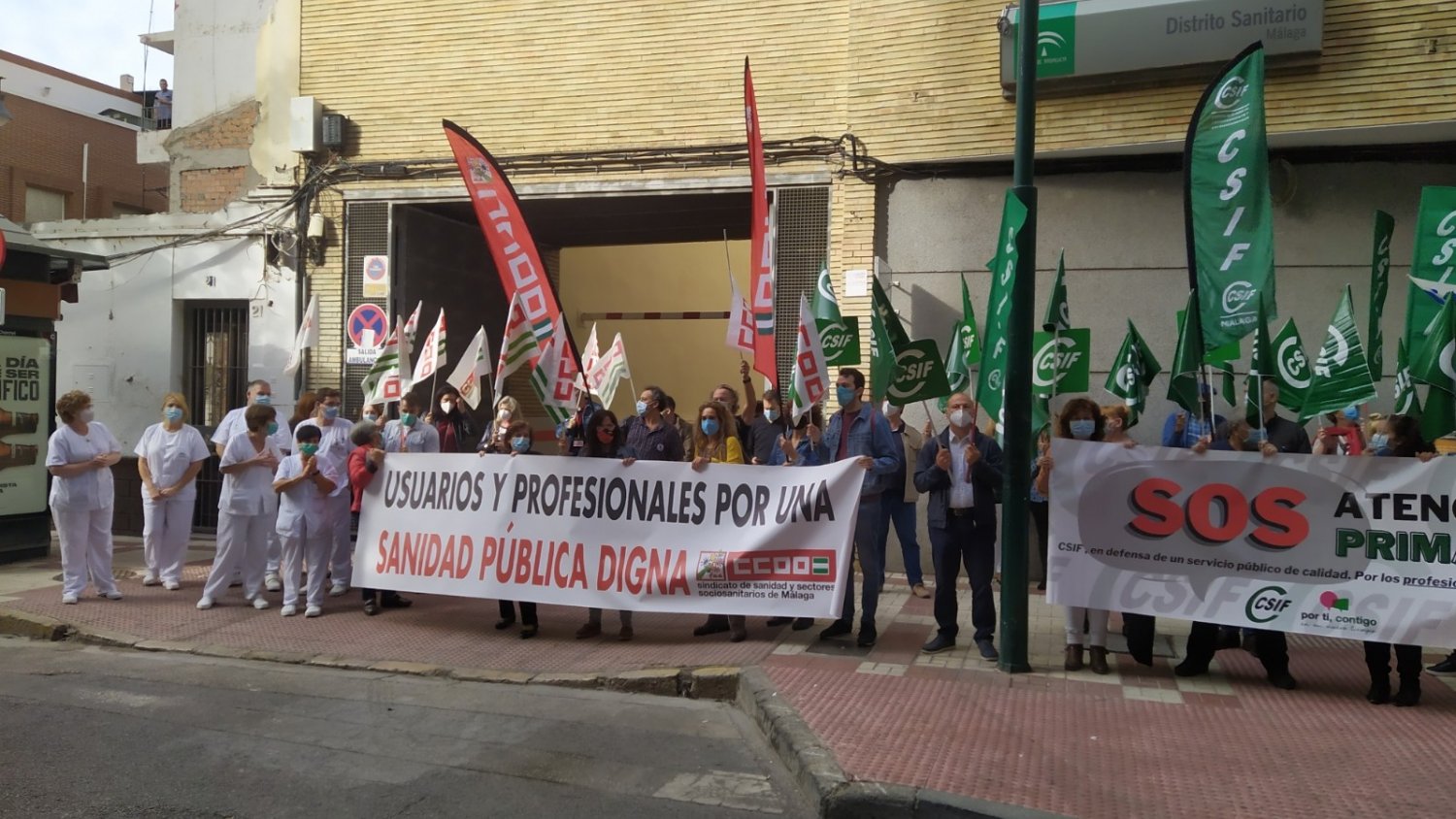 Concentración de sanitarios de Málaga pidiendo acabar con el decreto que elimina el derecho a su descanso