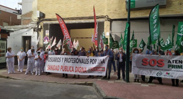 Concentración de sanitarios de Málaga pidiendo acabar con el decreto que elimina el derecho a su descanso