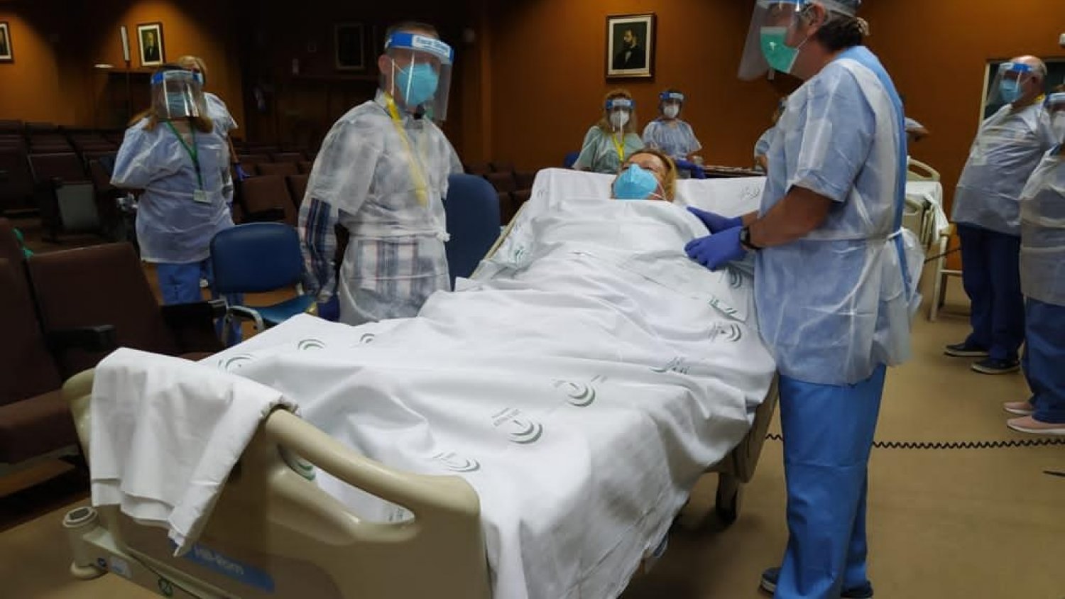 Los celadores del Hospital Clínico actualizan conocimientos y habilidades en la movilización de pacientes