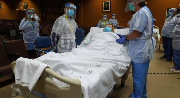 Los celadores del Hospital Clínico actualizan conocimientos y habilidades en la movilización de pacientes