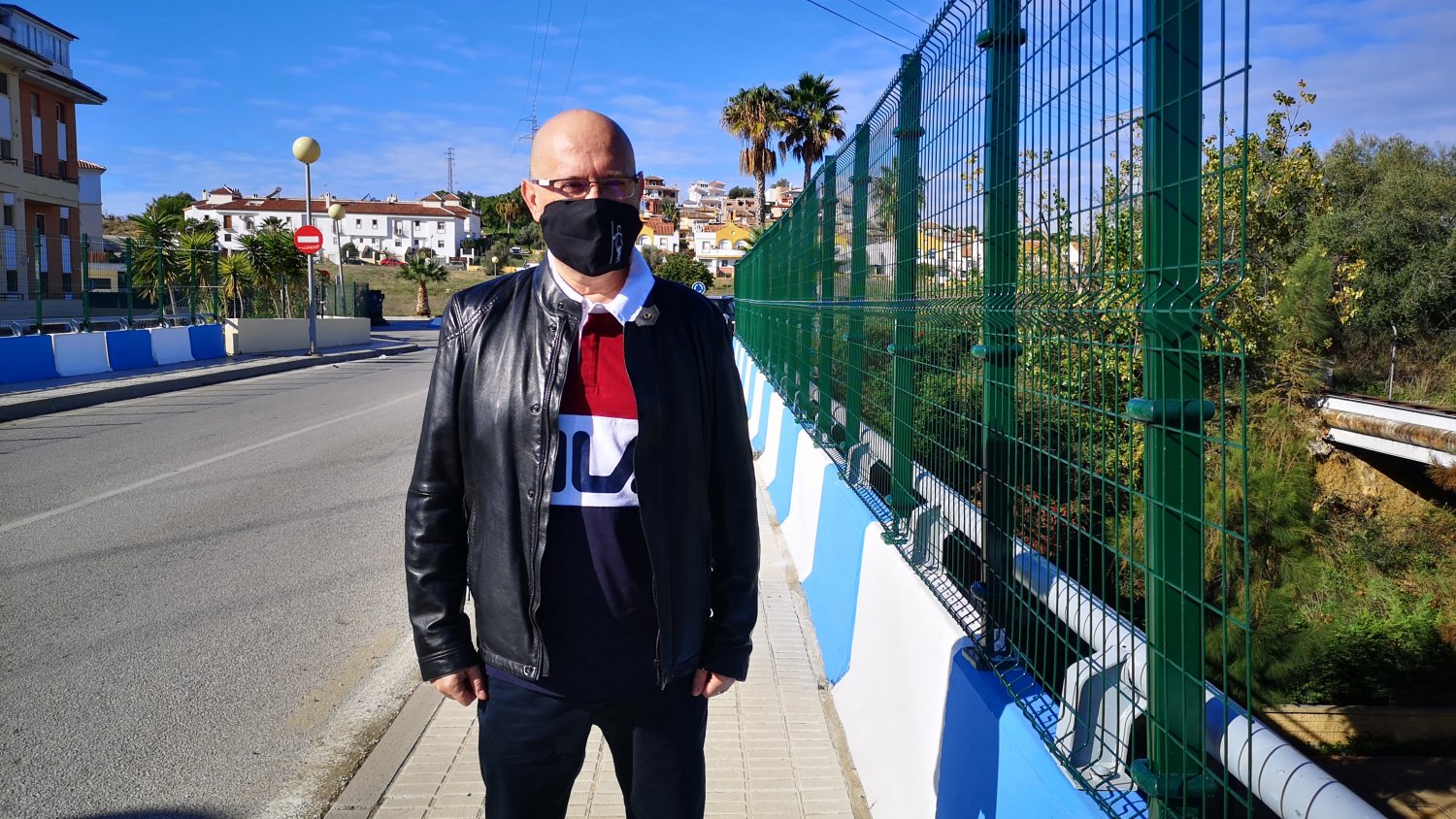 Torre del Mar lleva a cabo tareas de mejora y reparación del vallado de la travesía sobre la avenida Maldonado