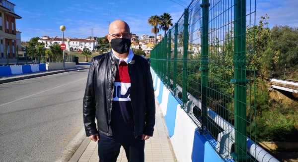 Torre del Mar lleva a cabo tareas de mejora y reparación del vallado de la travesía sobre la avenida Maldonado
