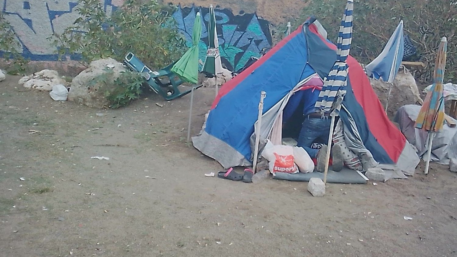Una mujer vive en una tienda de campaña con su pareja en la playa de la Misericordia por falta de recursos