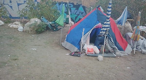 Una mujer vive en una tienda de campaña con su pareja en la playa de la Misericordia por falta de recursos