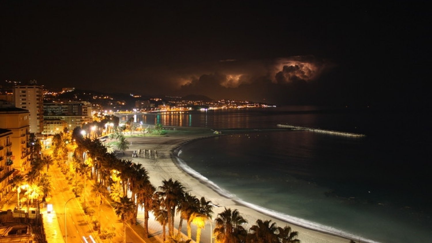El 112 recibe una treintena de llamadas en Málaga por los daños ocasionados por las lluvias y el viento