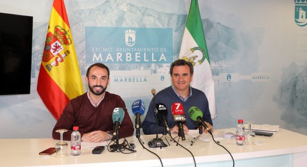 Marbella anuncia que aplicará la reducción estatal del 50% en los bonos de transporte público