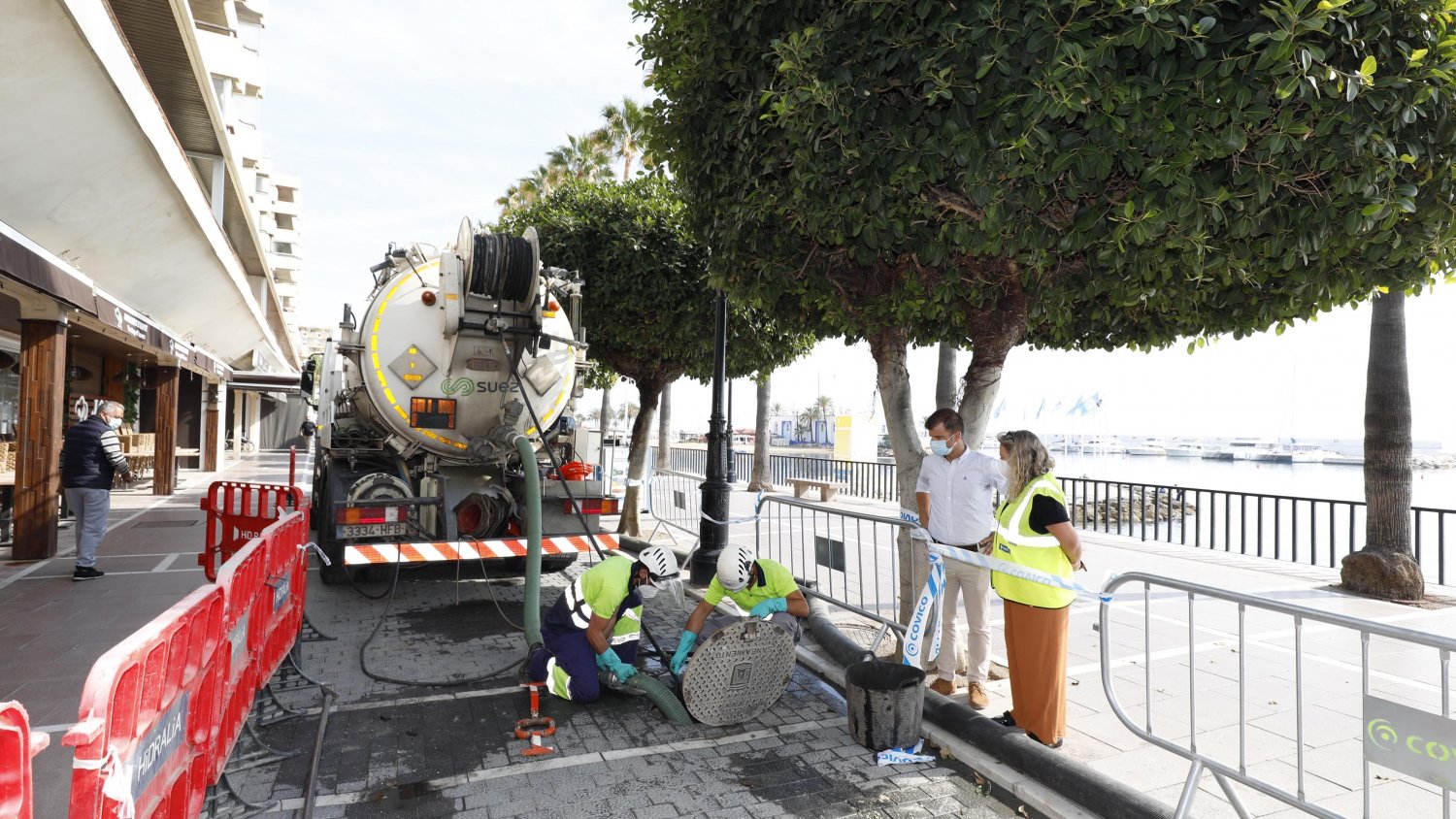 Marbella realiza a través de Hidralia la limpieza de la red de alcantarillado en el Paseo Marítimo