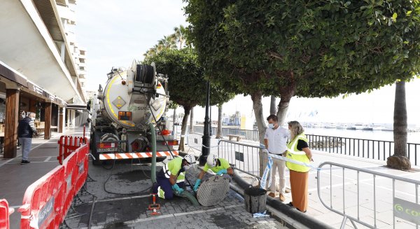 Marbella realiza a través de Hidralia la limpieza de la red de alcantarillado en el Paseo Marítimo