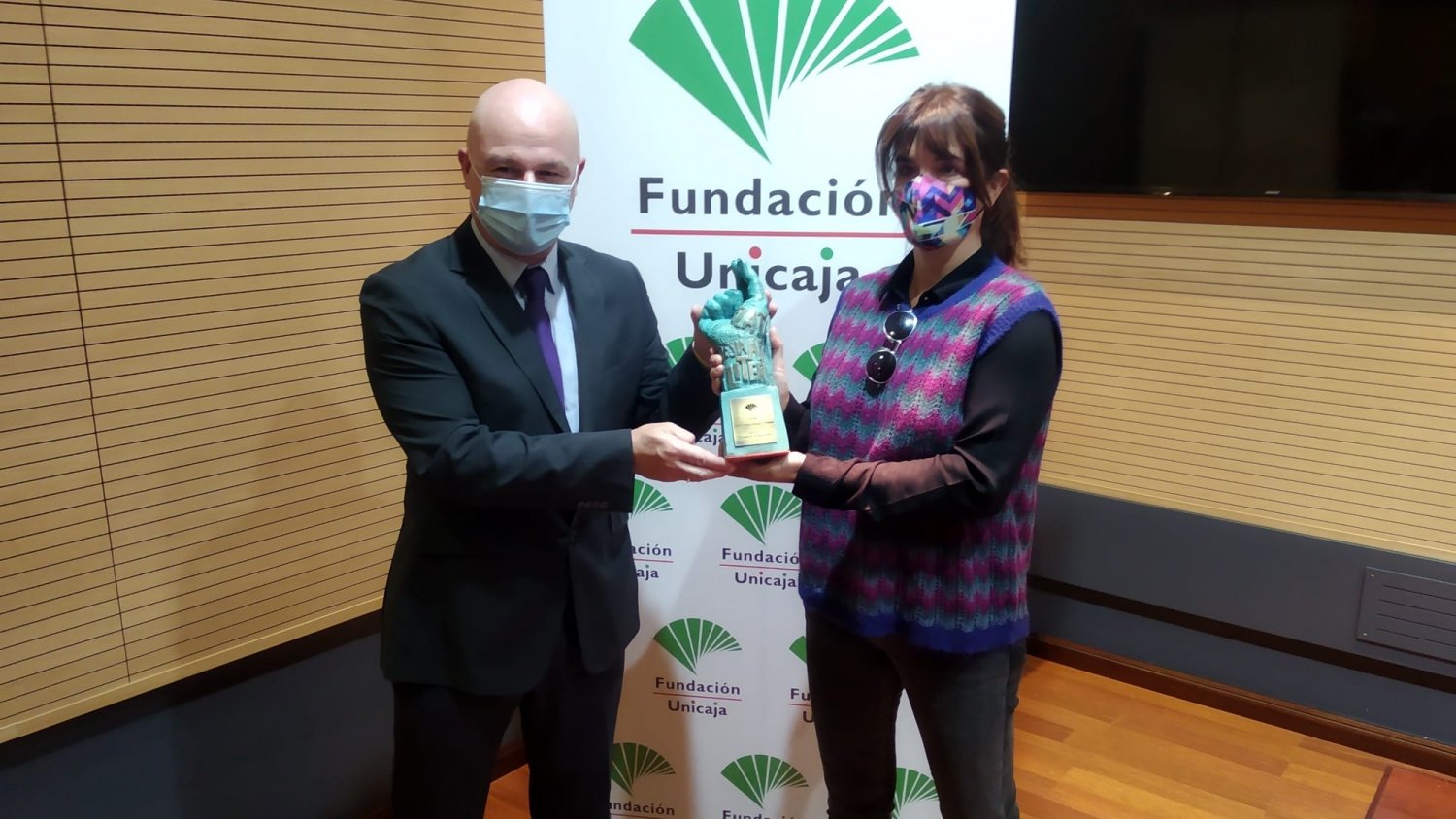 Lidia Bravo recibe el XXXIV premio Unicaja de Poesía por su obra  'La muerte de Christopher Reeve'