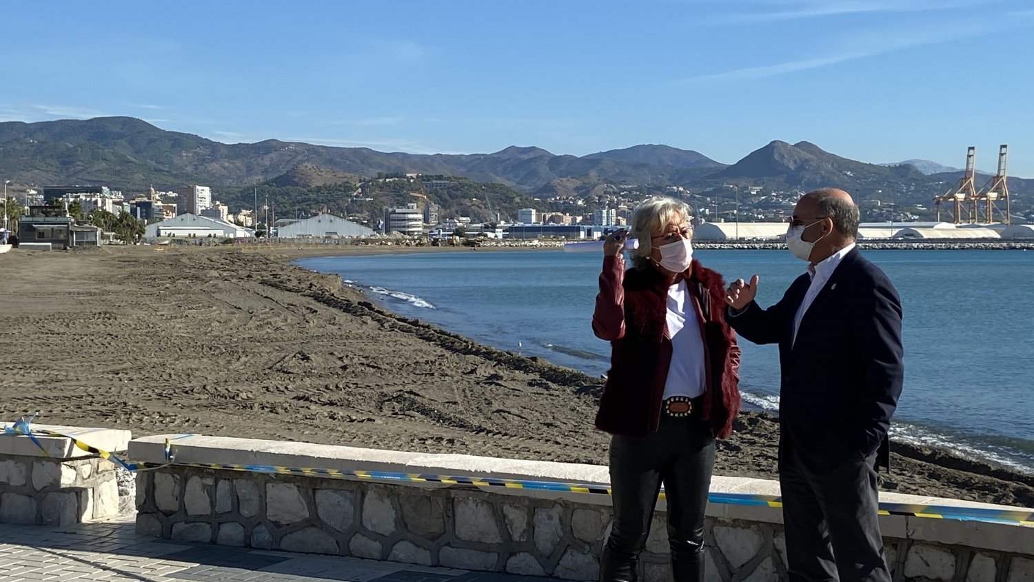 Teresa Torras y Carlos Rubio explican las mejoras de la restauración de la playa de San Andrés