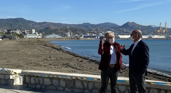 Teresa Torras y Carlos Rubio explican las mejoras de la restauración de la playa de San Andrés