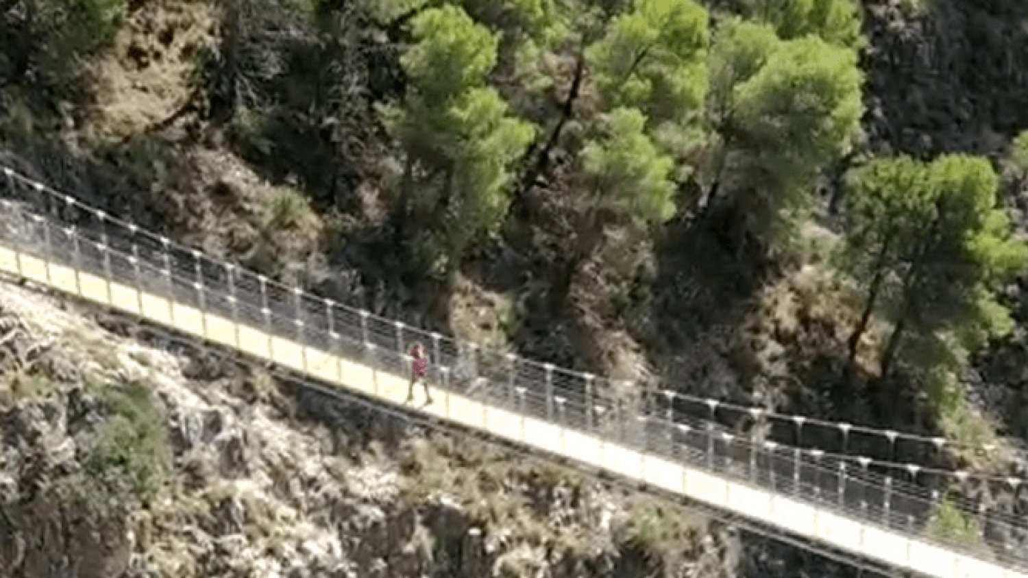 Málaga inaugura el nuevo puente colgante de la Gran Senda en la Axarquía a 50 metros de altura