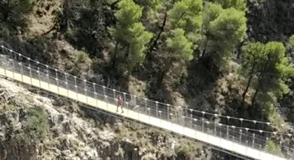 Málaga inaugura el nuevo puente colgante de la Gran Senda en la Axarquía a 50 metros de altura