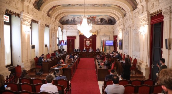 El pleno del Ayuntamiento aprueba la congelación de impuestos y tasas en Málaga para 2021