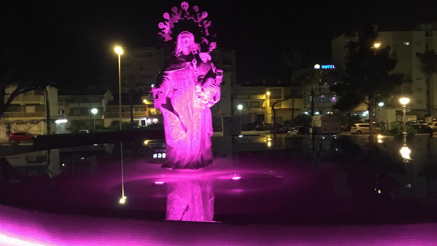 La fuente de la Virgen del Carmen de Torre del Mar se ilumina de rosa por el cáncer de mama