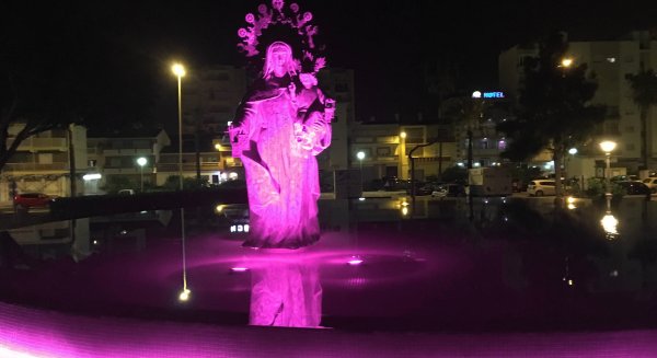 La fuente de la Virgen del Carmen de Torre del Mar se ilumina de rosa por el cáncer de mama