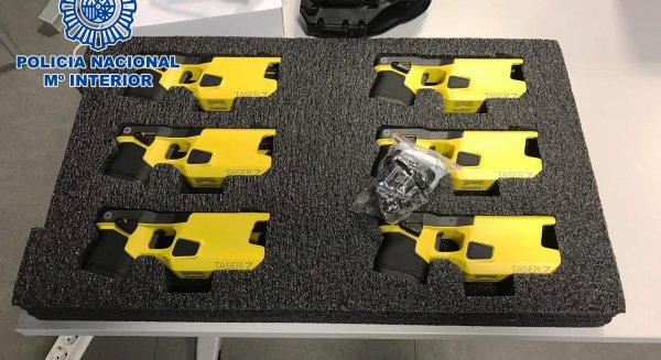 La Policía Nacional incorpora los dispositivos electrónicos de control dentro del armamento de uso policial