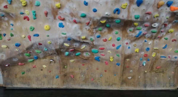 La concejalía de Deportes de Campillos remodela la pista de pádel y el rocódromo municipal