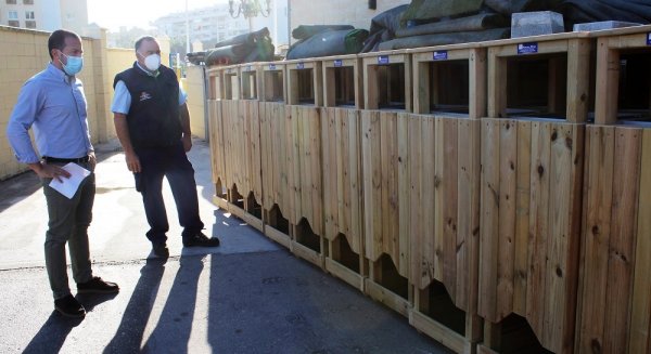 Fuengirola refuerza el servicio de limpieza de playas incorporando un centenar de nuevas papeleras
