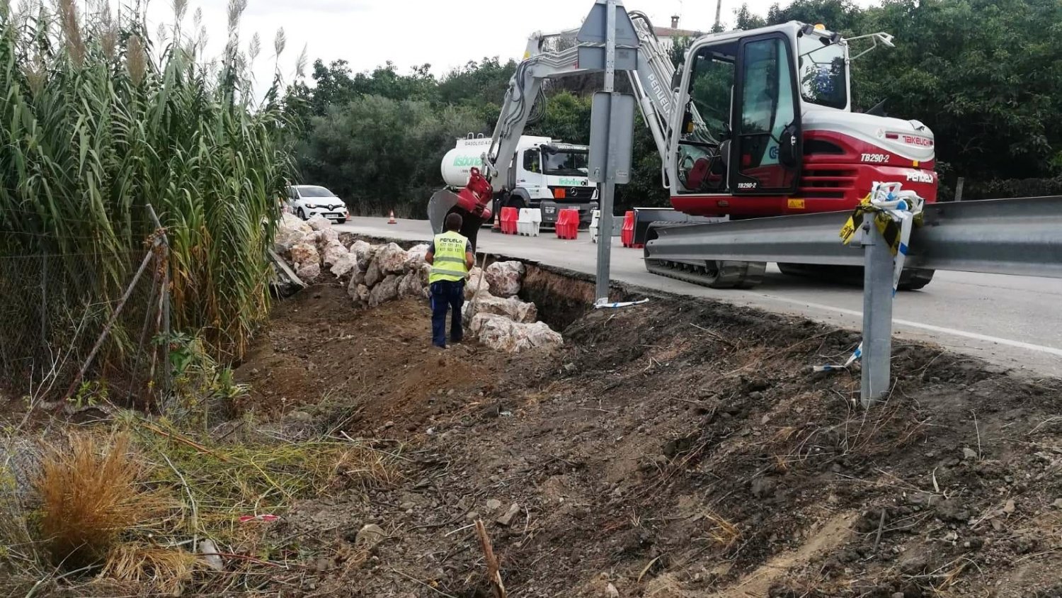 Diputación de Málaga arregla deslizamientos y deformaciones del pavimento en seis carreteras de la Axarquía