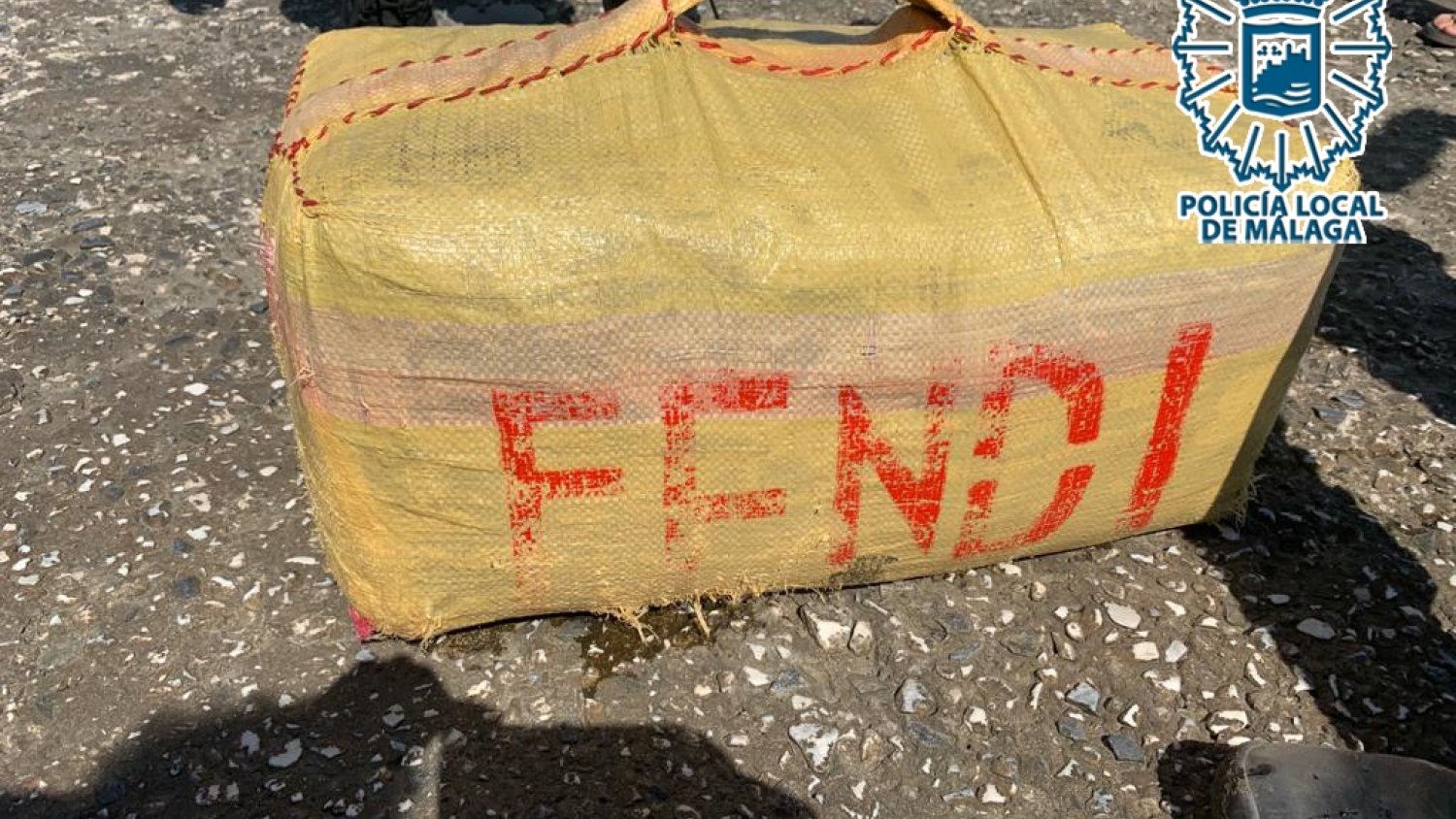 La Policía Local de Málaga recupera un fardo de hachís de 43,6 kilos de la playa de El Palo