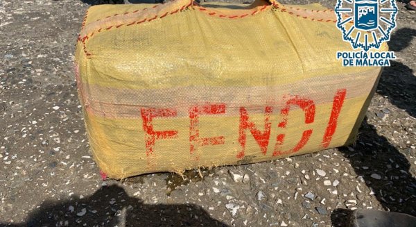 La Policía Local de Málaga recupera un fardo de hachís de 43,6 kilos de la playa de El Palo