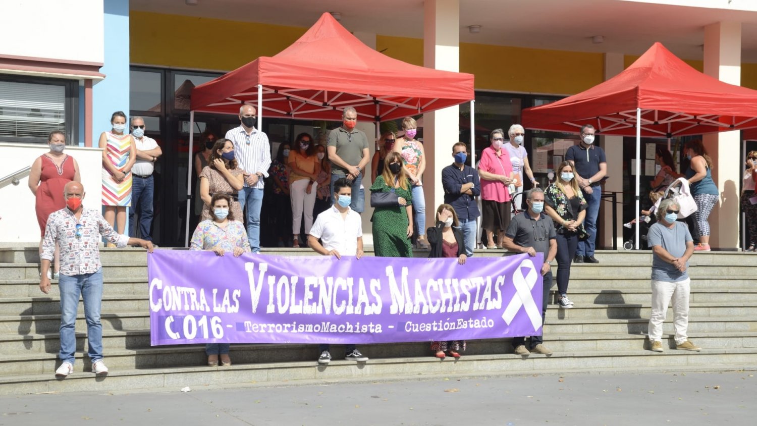 El Ayuntamiento de Torremolinos guarda un minuto de silencio por las víctimas de violencia de género