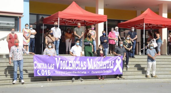 El Ayuntamiento de Torremolinos guarda un minuto de silencio por las víctimas de violencia de género