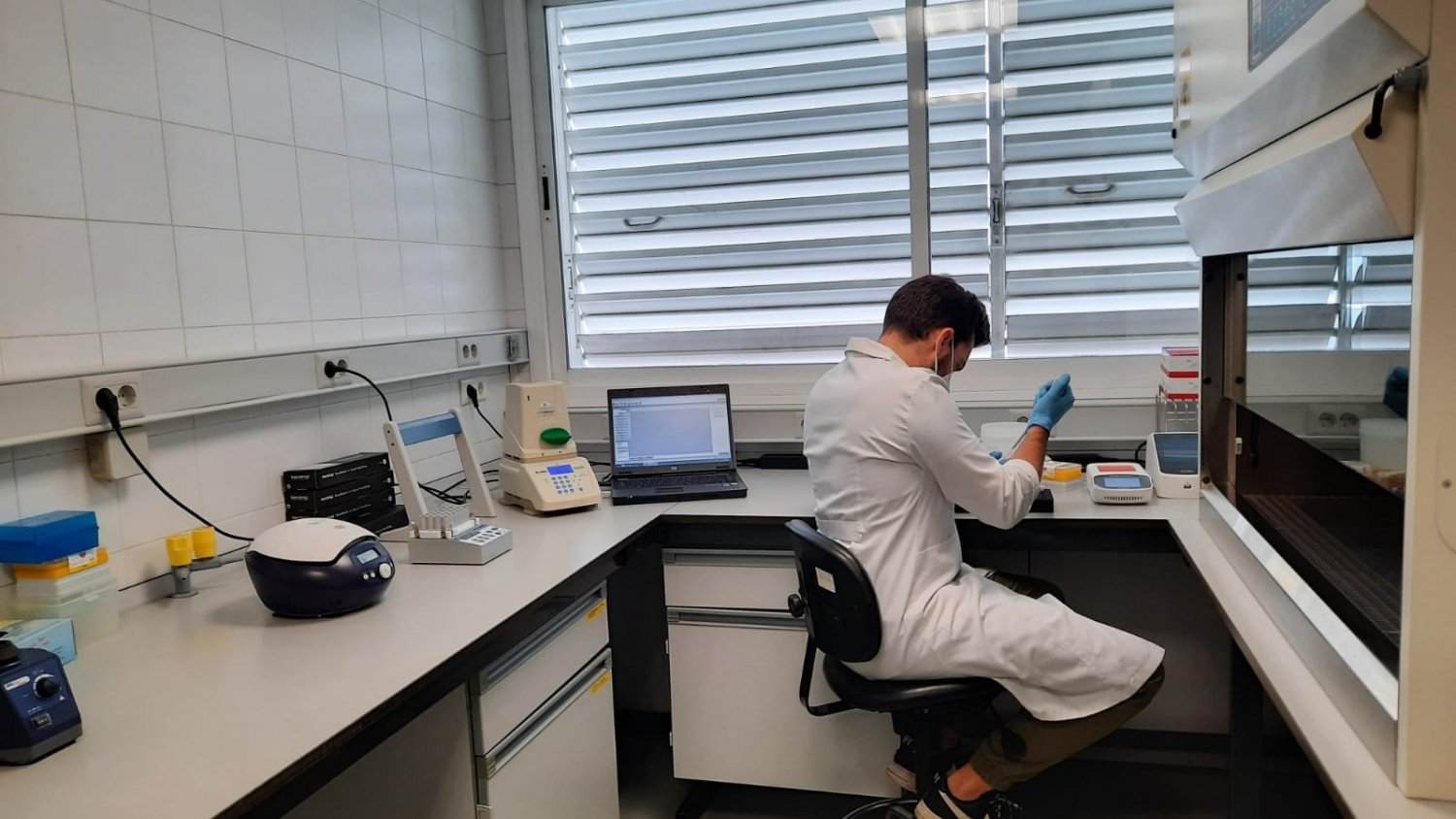 El laboratorio de Salud Pública de Málaga amplía su cartera de servicios con un área de análisis molecular