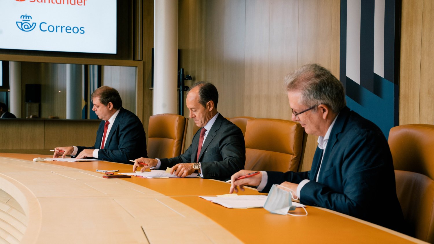 Correos y Santander firman un acuerdo para ofrecer servicios financieros básicos en la provincia de Málaga