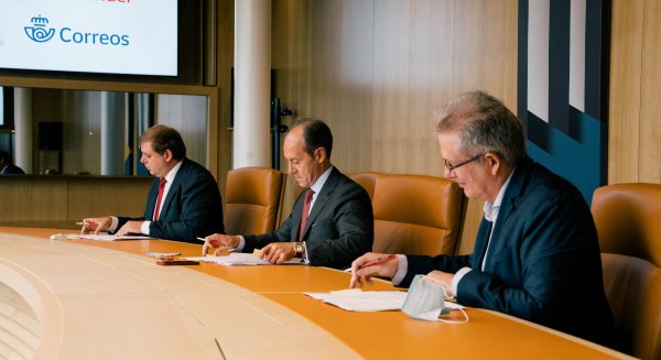 Correos y Santander firman un acuerdo para ofrecer servicios financieros básicos en la provincia de Málaga