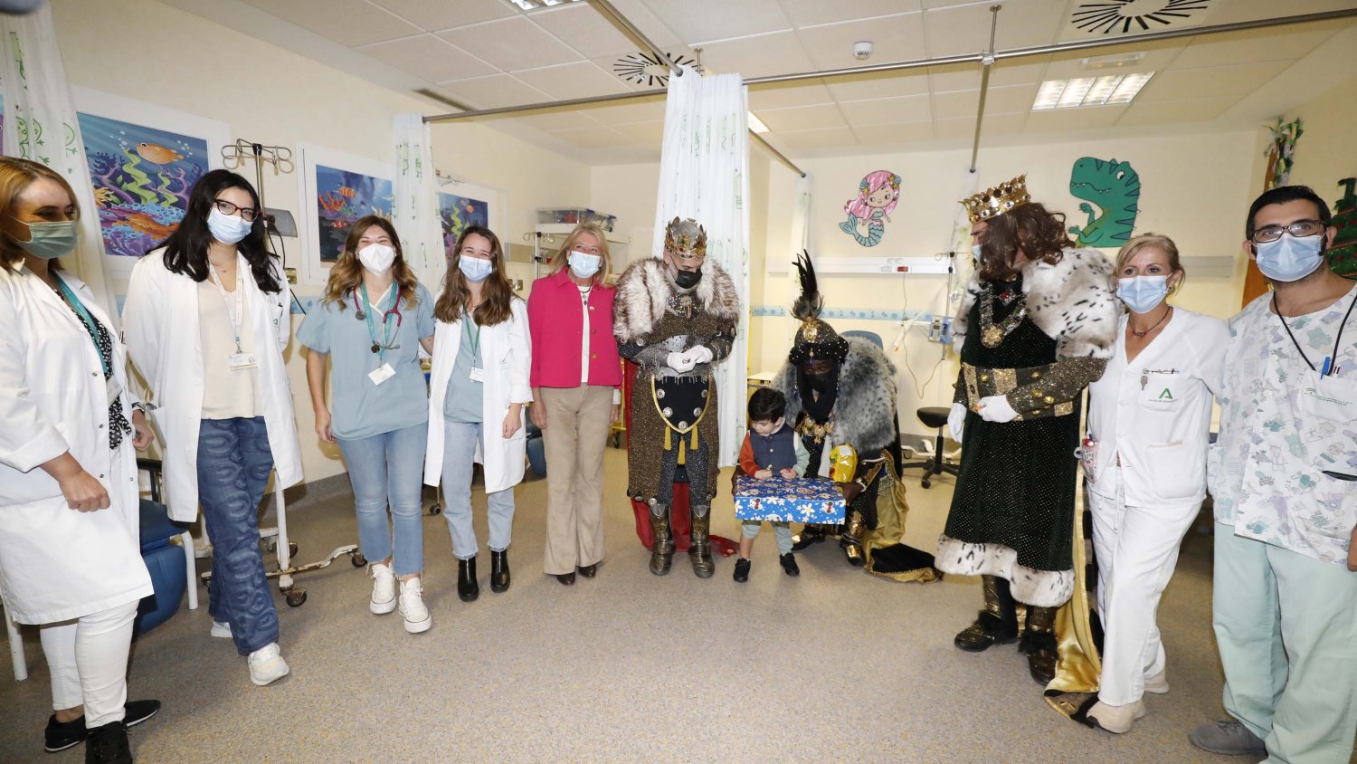 Los Reyes Magos reparten ilusión y caramelos entre los niños ingresados en el Hospital Costa del Sol
