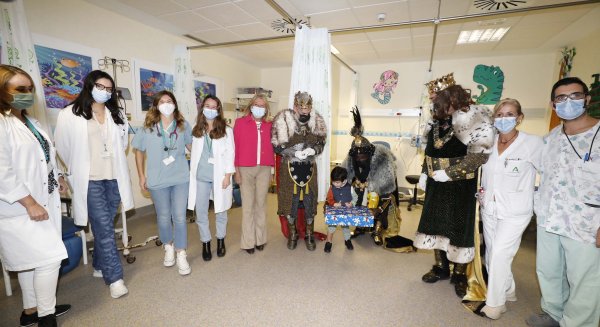 Los Reyes Magos reparten ilusión y caramelos entre los niños ingresados en el Hospital Costa del Sol