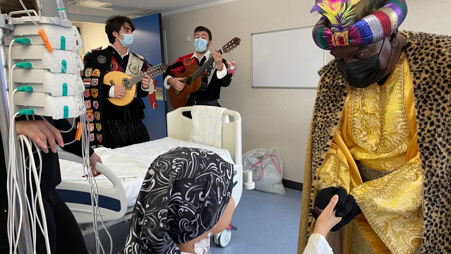 Los Reyes Magos reparten regalos a los niños y niñas ingresados en el Hospital Materno Infantil