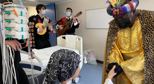 Los Reyes Magos reparten regalos a los niños y niñas ingresados en el Hospital Materno Infantil