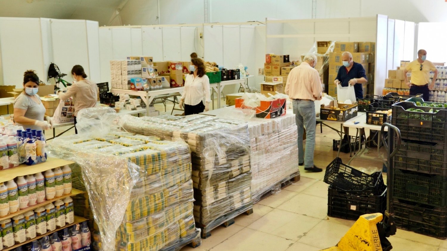 Estepona participa en el suministro de productos básicos a familias vulnerables con las ‘Tarjetas Monedero’