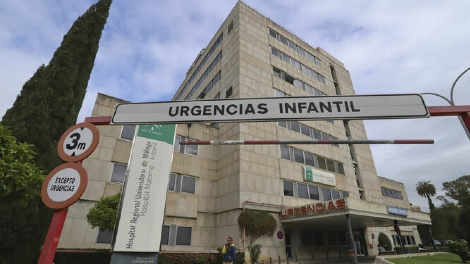 Ingresada una niña en el Materno Infantil  tras ser mordida por un perro